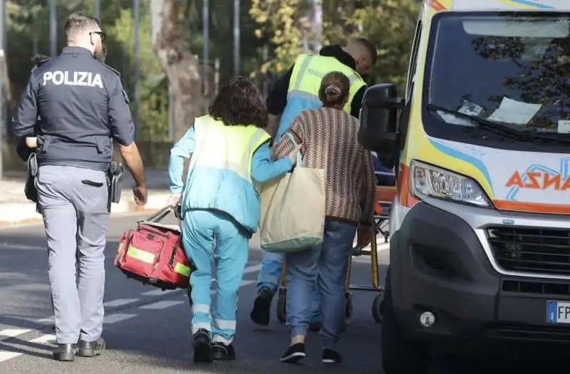 roma, autobus atac si schianta contro un albero 19