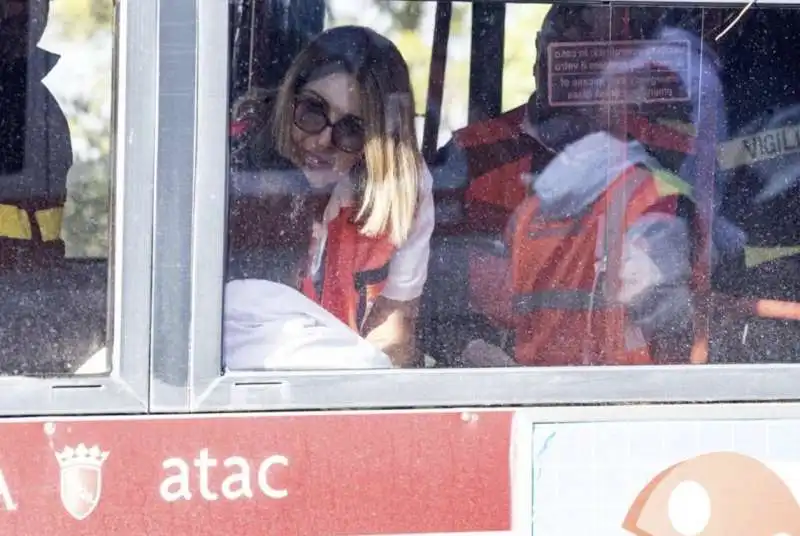 roma, autobus atac si schianta contro un albero 2