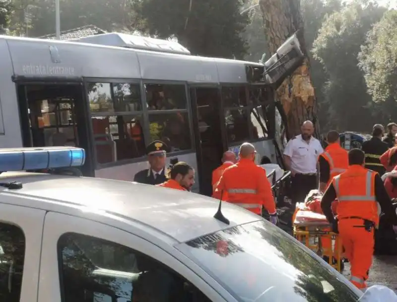 roma, autobus atac si schianta contro un albero 26