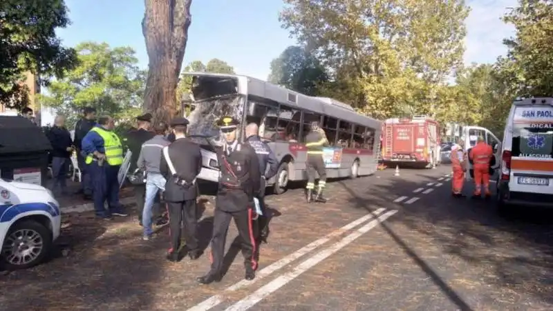 roma, autobus atac si schianta contro un albero 3