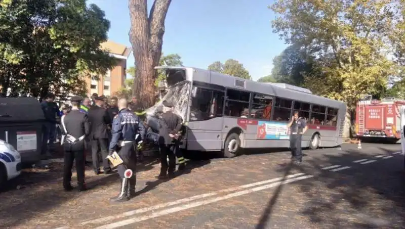 roma, autobus atac si schianta contro un albero 4