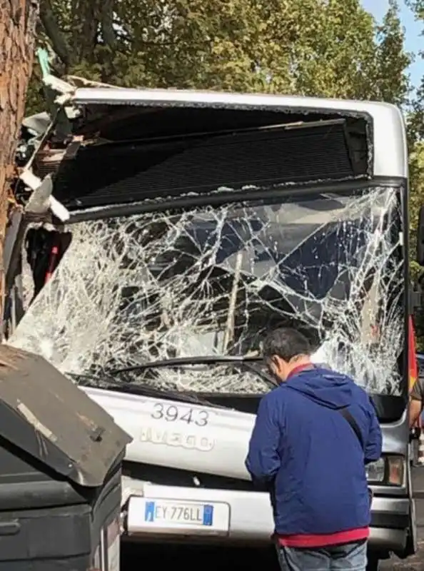 roma, autobus atac si schianta contro un albero 5