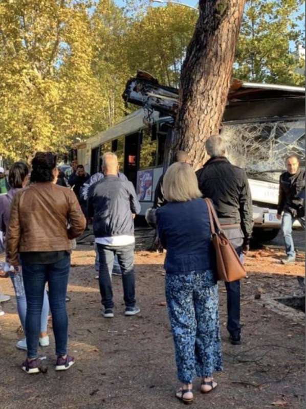 roma, autobus atac si schianta contro un albero 9