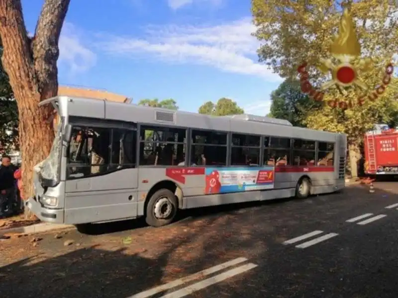 roma, autobus contro un albero sulla cassia 