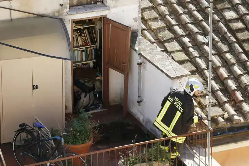 roma, incendio nel palazzo dell'ordine dei giornalisti 15