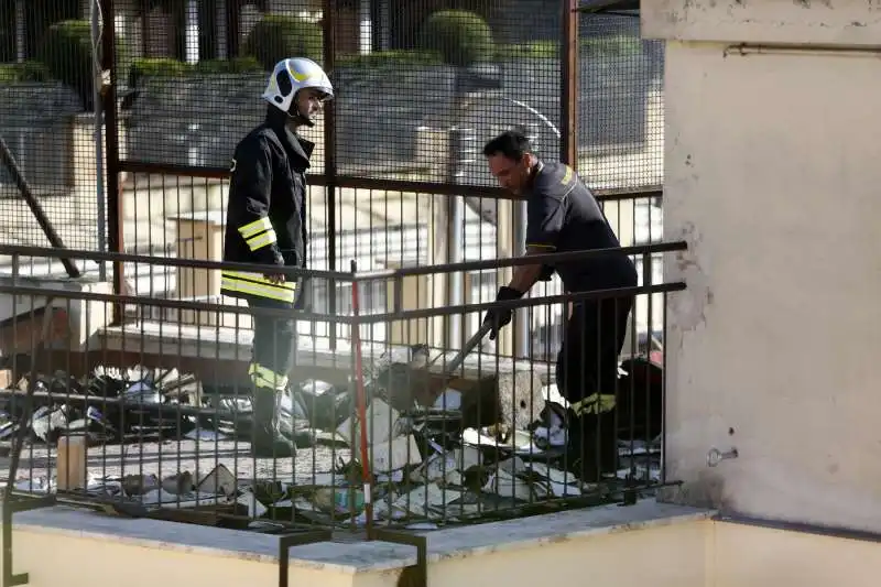 roma, incendio nel palazzo dell'ordine dei giornalisti 4