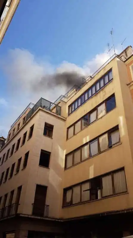 roma, incendio nel palazzo dell'ordine dei giornalisti 5