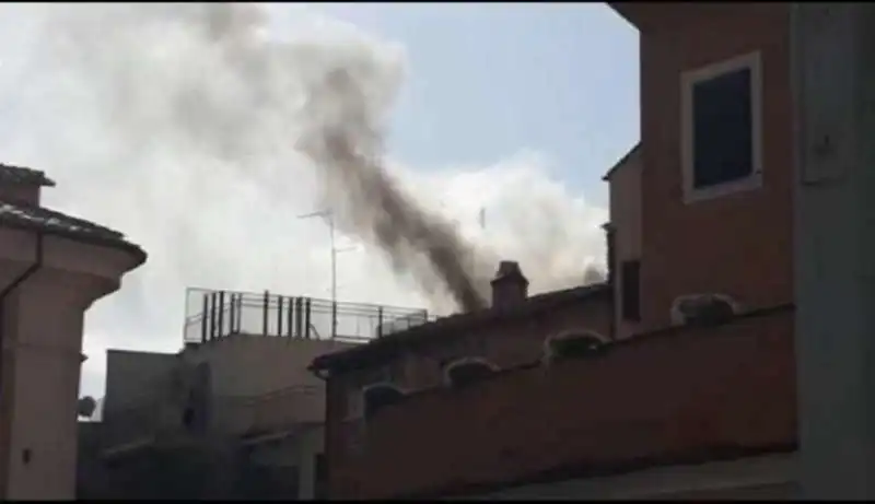 roma, incendio nel palazzo dell'ordine dei giornalisti 7