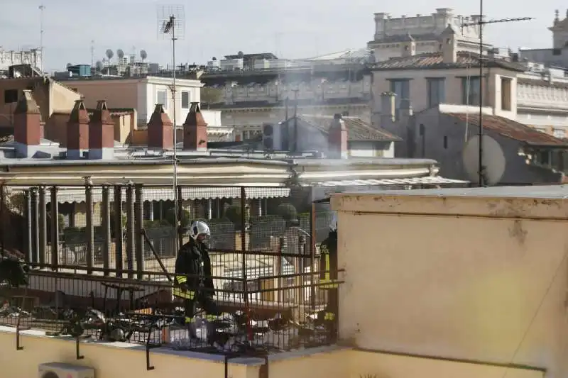 roma, incendio nel palazzo dell'ordine dei giornalisti 7