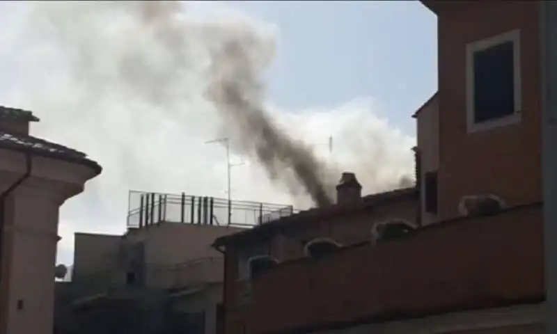 roma, incendio nel palazzo dell'ordine dei giornalisti 8