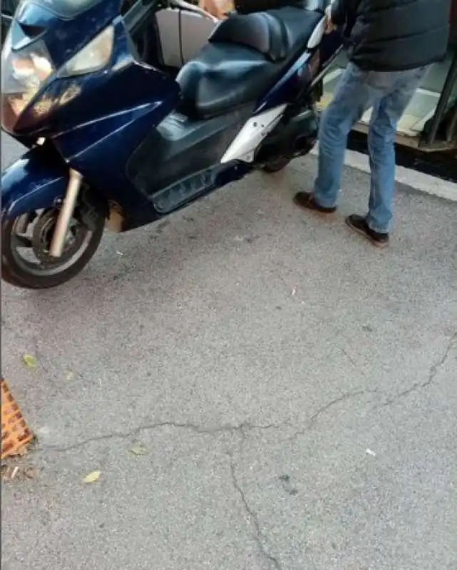 ROMA - SCOOTER PARCHEGGIATO NEL BUS 