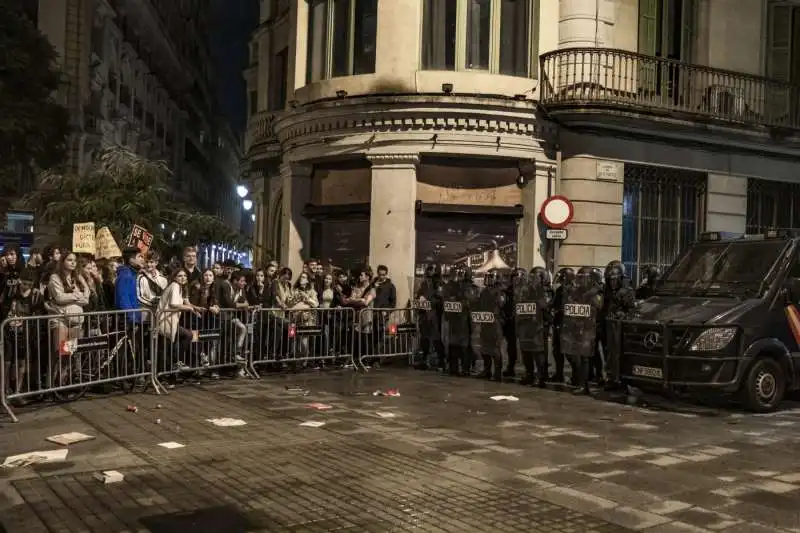 scontri e proteste in catalogna  12