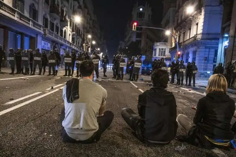 scontri e proteste in catalogna  14