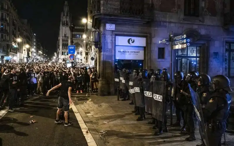 scontri e proteste in catalogna  8