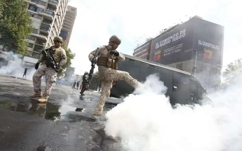 scontri e proteste in cile  8