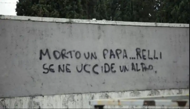 scritte contro paparelli