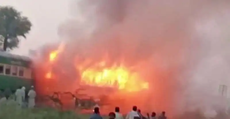 treno in fiamme in pakistan 1