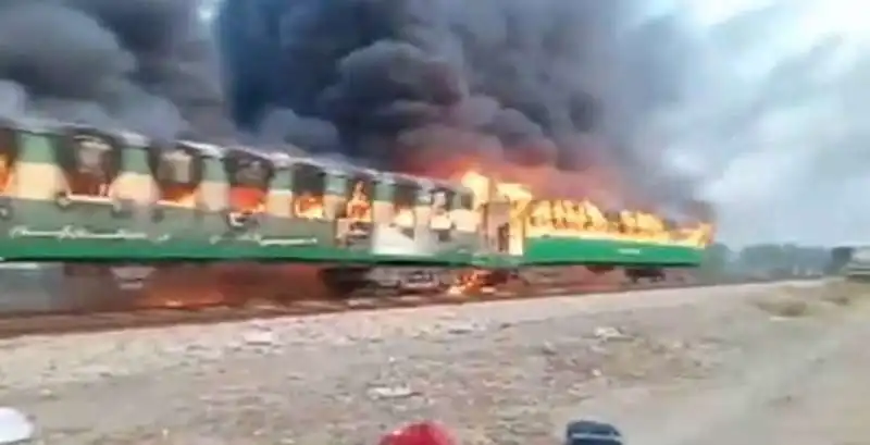 treno in fiamme in pakistan 10