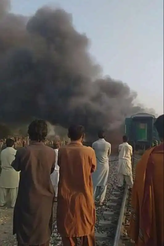 treno in fiamme in pakistan 3