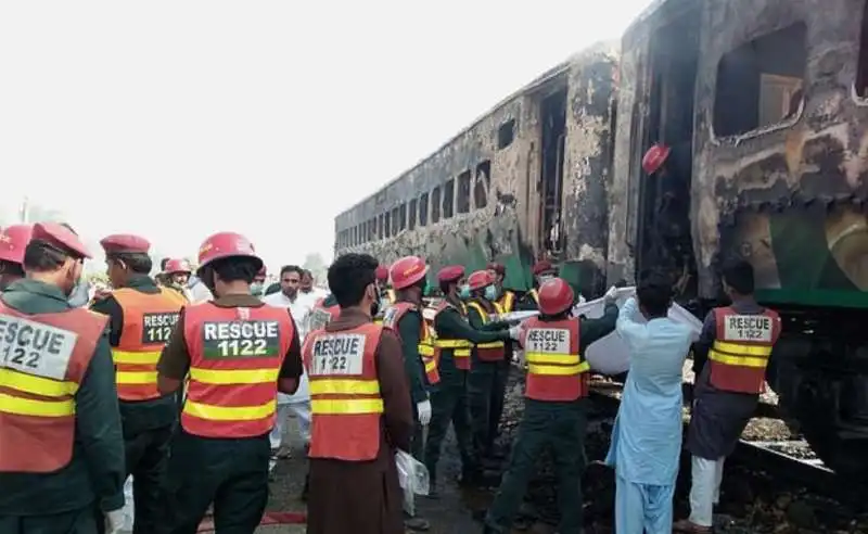 treno in fiamme in pakistan 5