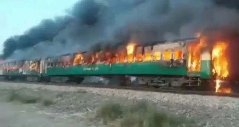 treno in fiamme in pakistan 9