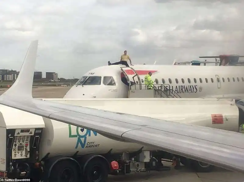 un attivista di extinction rebellion sale su un aereo a londra 1