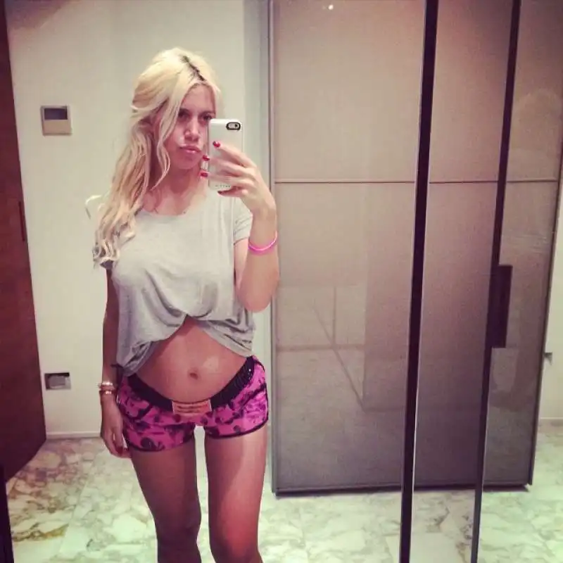 wanda nara selfie pancione