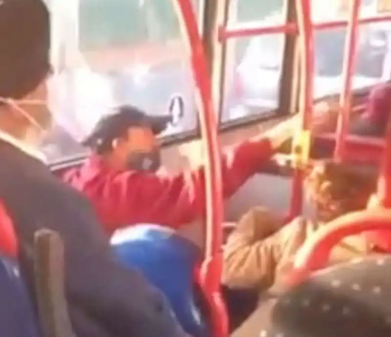 aggressione su un autobus di birmingham  2