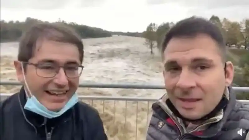 ALESSANDRO CARINI E DANIELE BAGLIONE APRONO IL PONTE SUL SESIA (CHE CROLLA DOPO DUE ORE) 