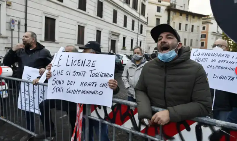 ambulanti ebrei contestano la raggi