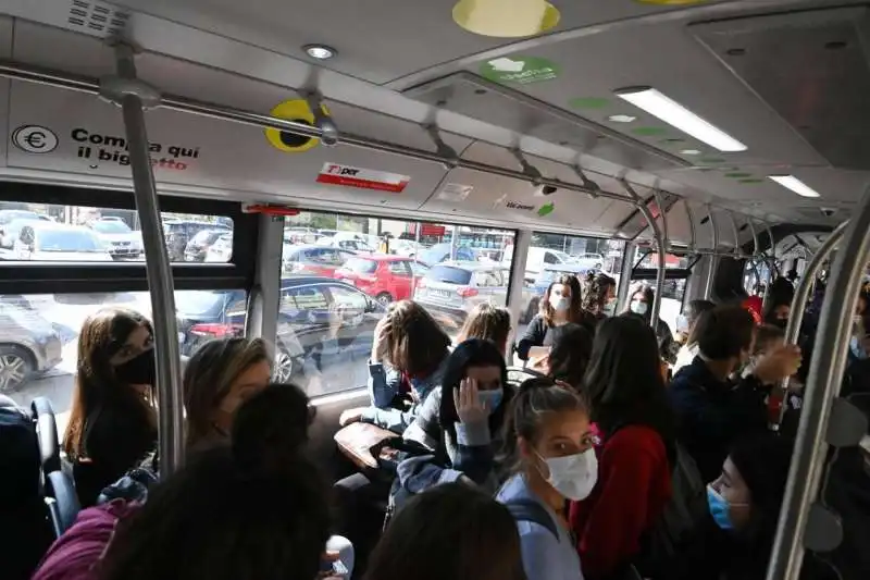 assembramenti sugli autobus 1