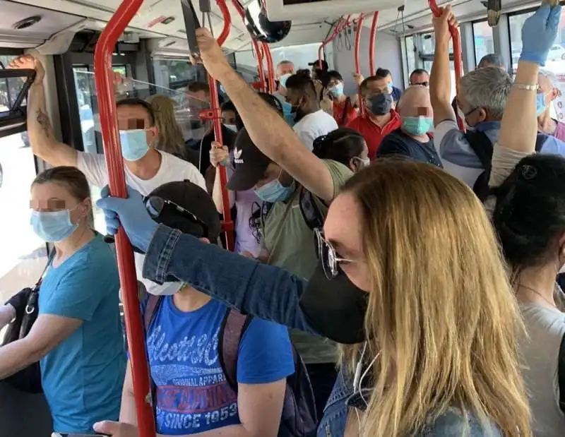 assembramenti sugli autobus a roma