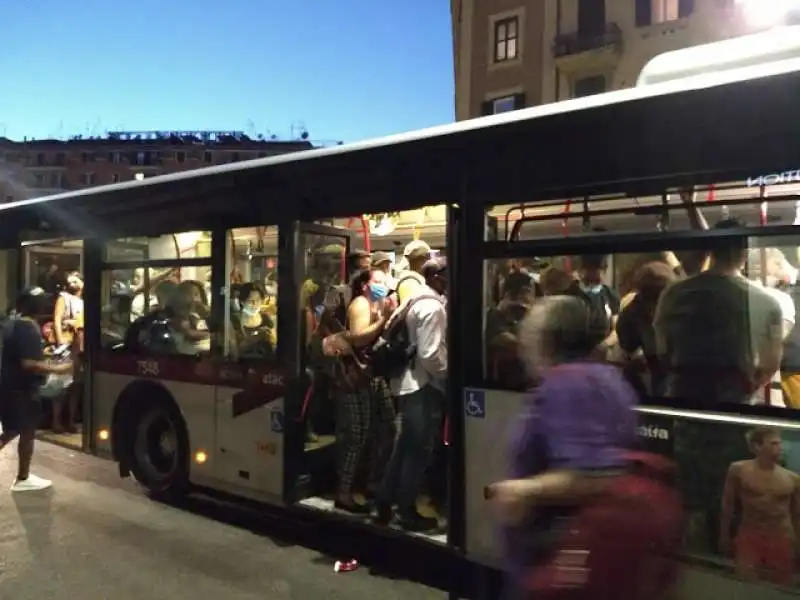 assembramenti sugli autobus a roma 5