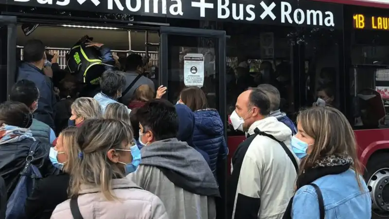 ASSEMBRAMENTO SULL'AUTOBUS ROMA