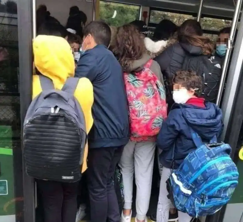 BAMBINI ACCALCATI PER ENTRARE SULL AUTOBUS