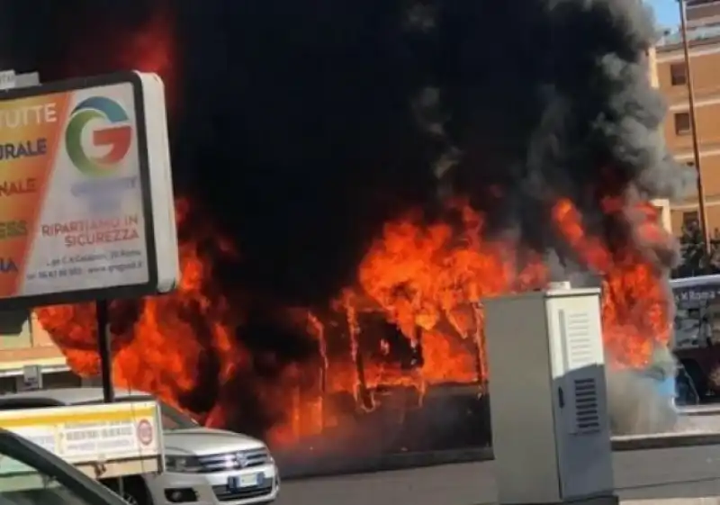 BUS IN FIAMME piazza pio XI