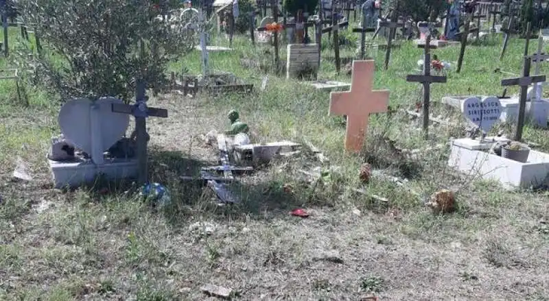 cimitero flaminio praticamente abbandonato