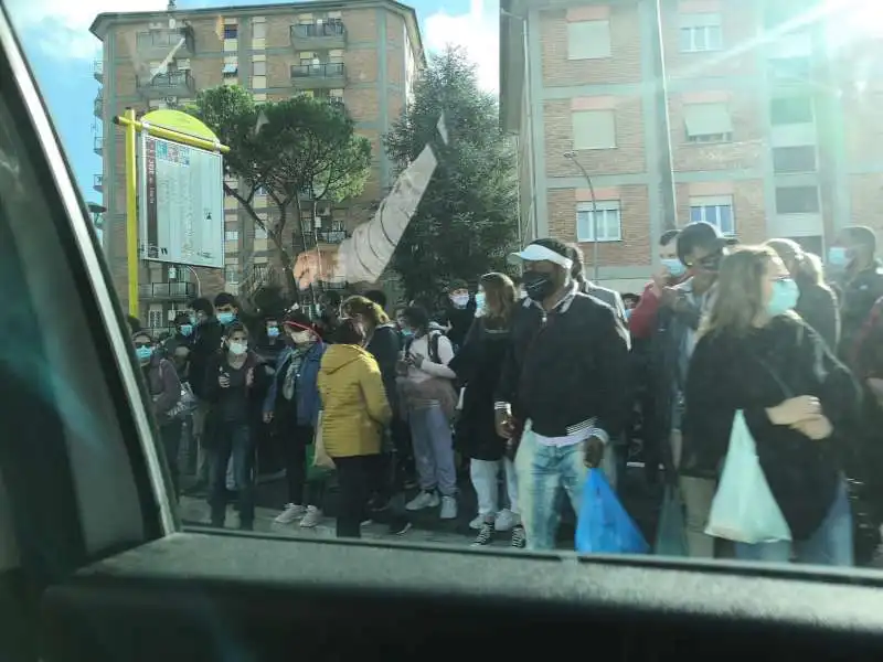 fermata strapiena  dell autobus 14 a roma casilina 