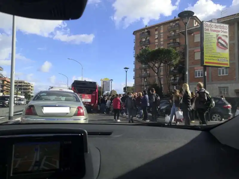 fermata strapiena  dell autobus 14 a roma casilina