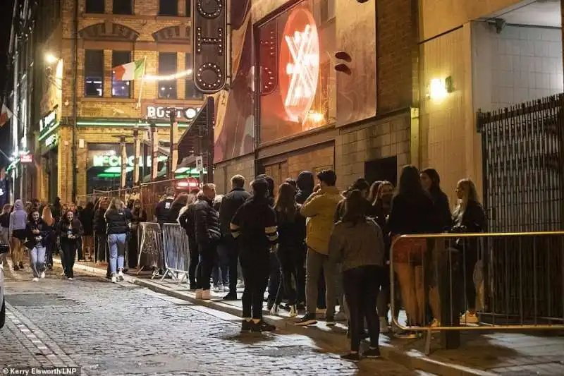 fila  a liverpool per l ultima notte di sbronze nei pub prima del coprifuoco