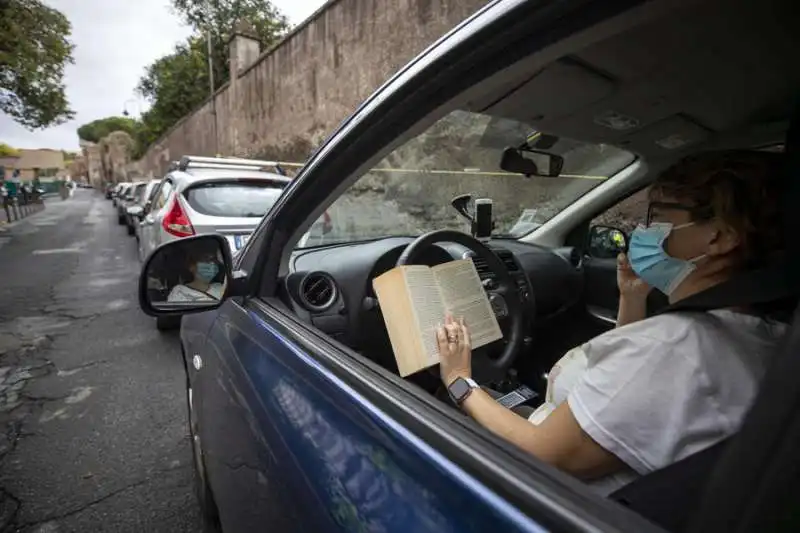 fila per i tamponi al drive in   roma