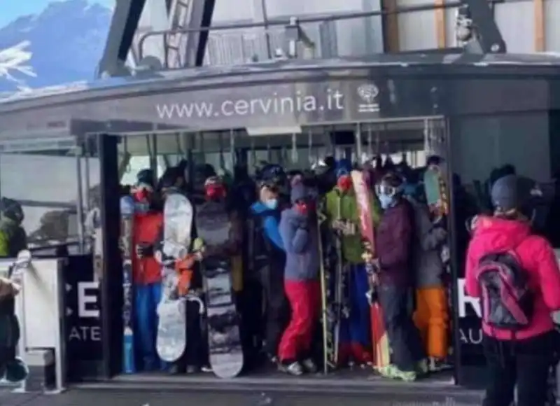 folla a cervinia all apertura delle piste   calca in funivia   