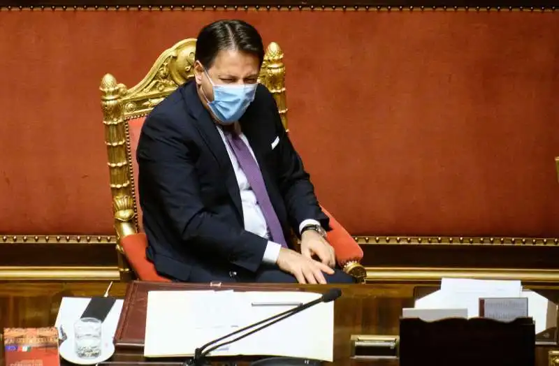 GIUSEPPE CONTE SBADIGLIA AL SENATO