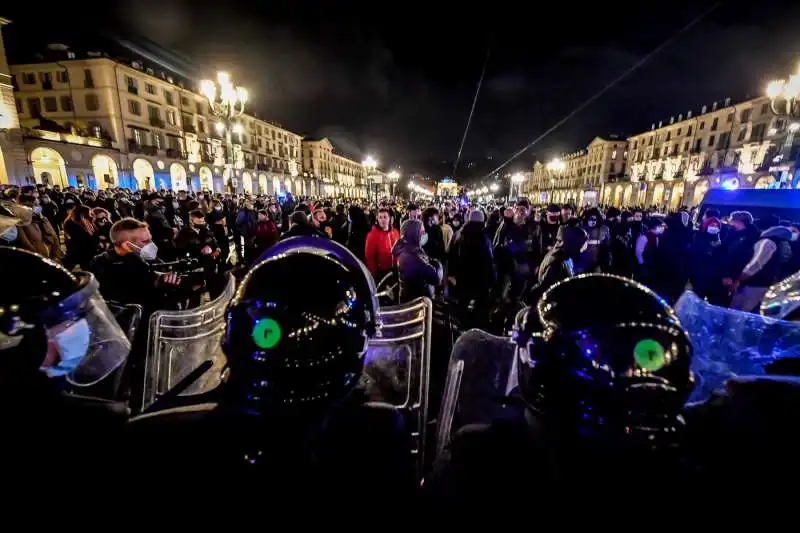 gli antagonisti devastano torino durante la protesta contro il dpcm 21