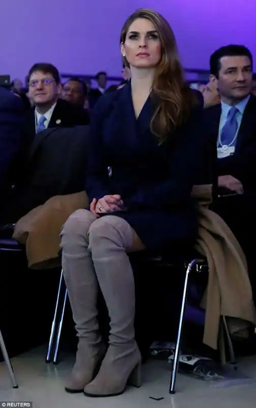 gli stivali di hope hicks