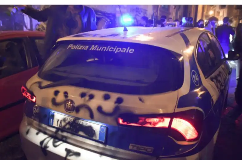 RIVOLTA A NAPOLI PER LE MISURE ANTI COVID 