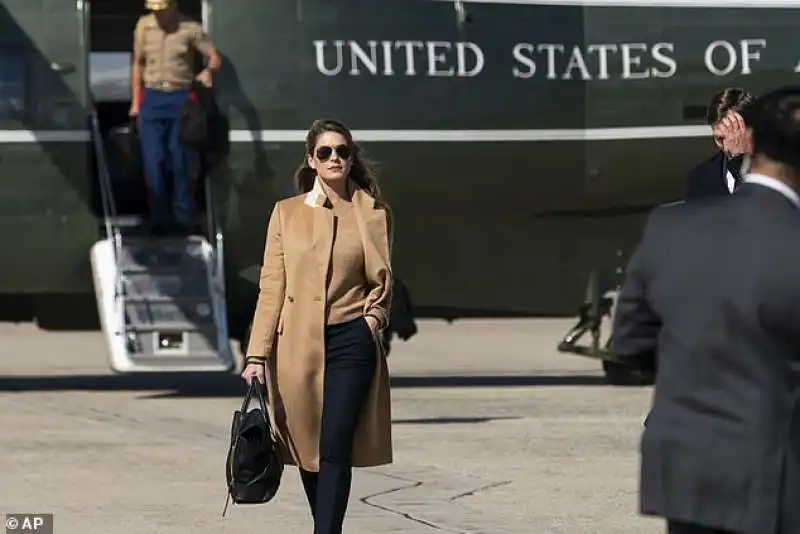 hope hicks  senza  mascherina