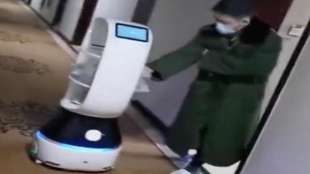 i robot portano il cibo alle persone in quarantena