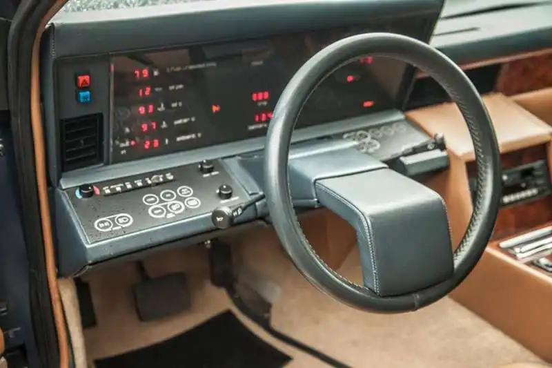 interno della aston martin lagonda