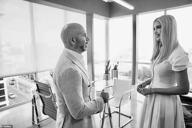 ivanka trump incontra il cantante pitbull a miami